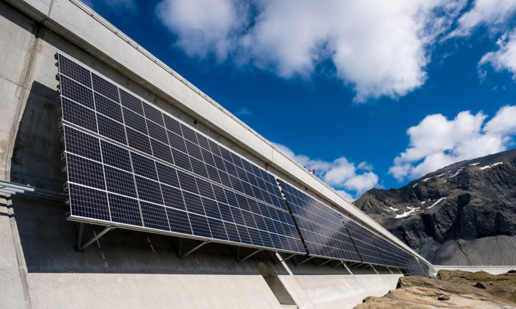 Największa alpejska elektrownia słoneczna w Szwajcarii 
