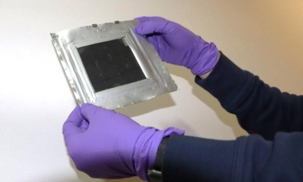 Fotoładowana bateria cynkowo-jonowa naukowców z Cambridge