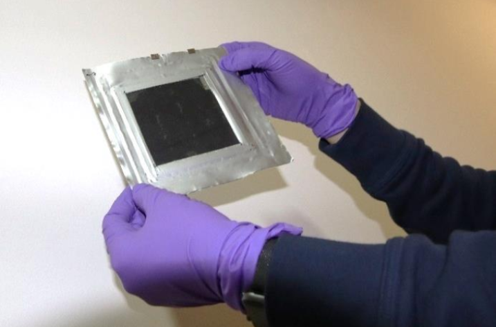 Fotoładowana bateria cynkowo-jonowa naukowców z Cambridge