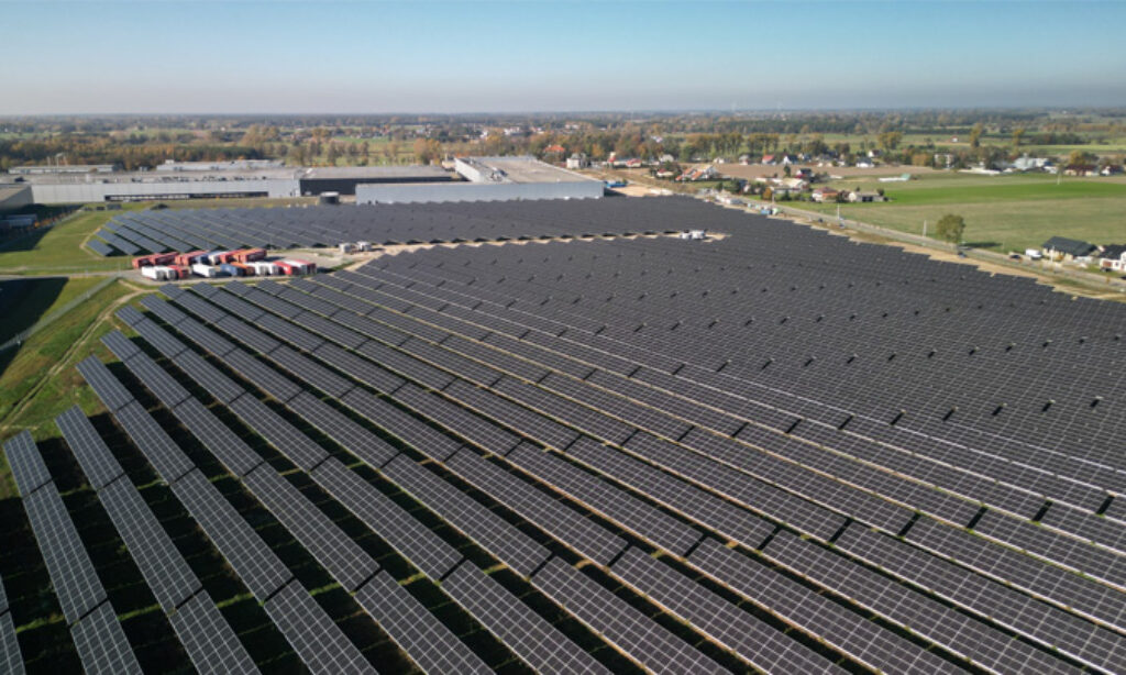 Elektrownia fotowoltaiczna produkuje prąd na potrzeby fabryki papierosów