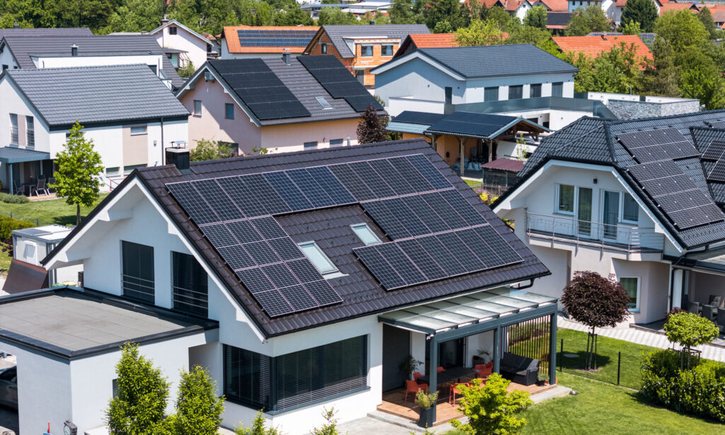 EBI zaakceptował finansowanie pięciu nowych programów NFOŚIGW. 1 mld zł na magazyny energii i ciepła dla prosumentów