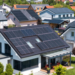 EBI zaakceptował finansowanie pięciu nowych programów NFOŚIGW. 1 mld zł na magazyny energii i ciepła dla prosumentów